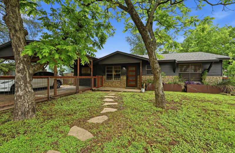 6207 Hickman Ave — exterior
