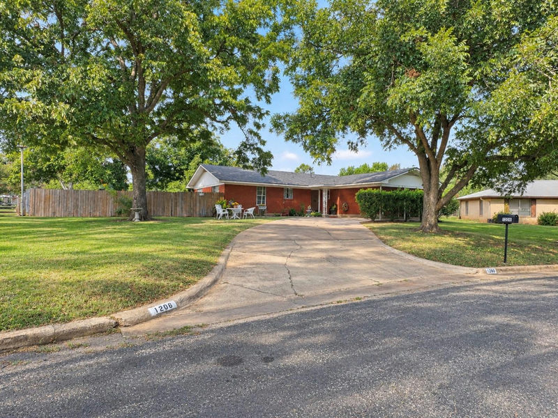 1206 Lake Terrace Dr — exterior
