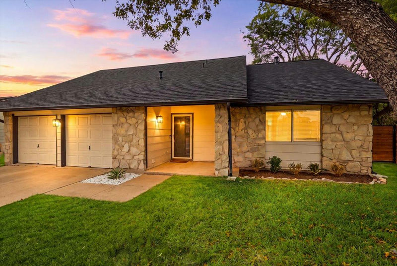 13010 Lamplight Village Ave — exterior
