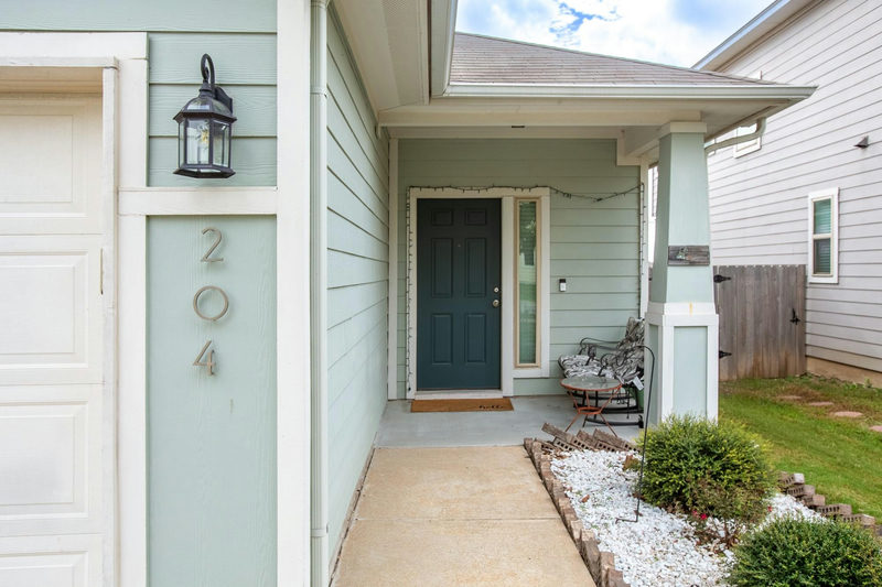 204 Twisted Oaks Ln — exterior