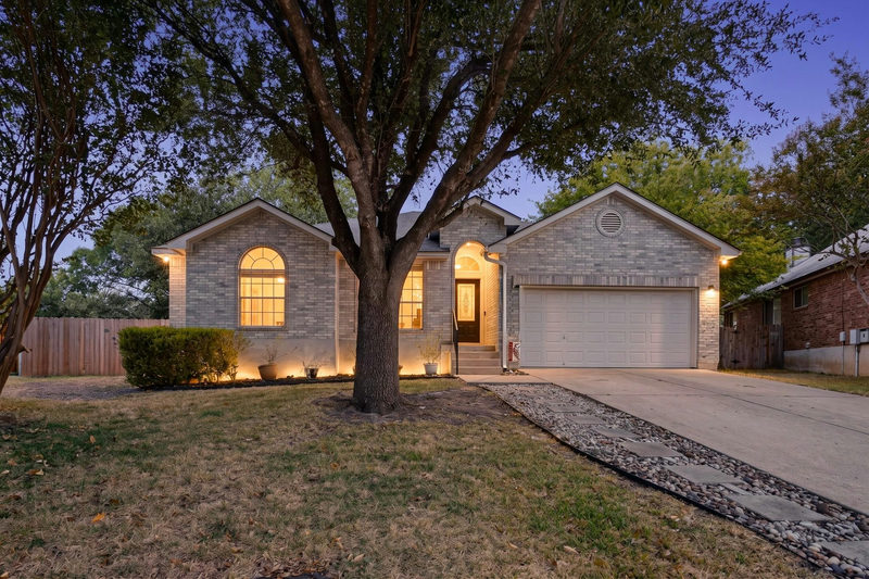 906 Hollow Trail Ct — exterior
