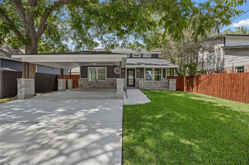 731 Neches St — exterior