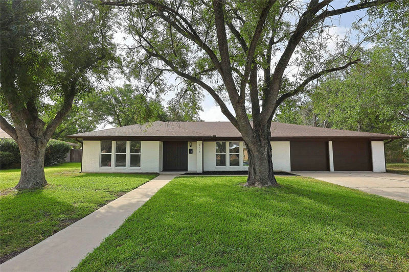 906 Merritt Dr — exterior