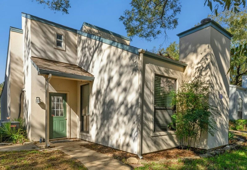 10 Townhouse Cir — exterior