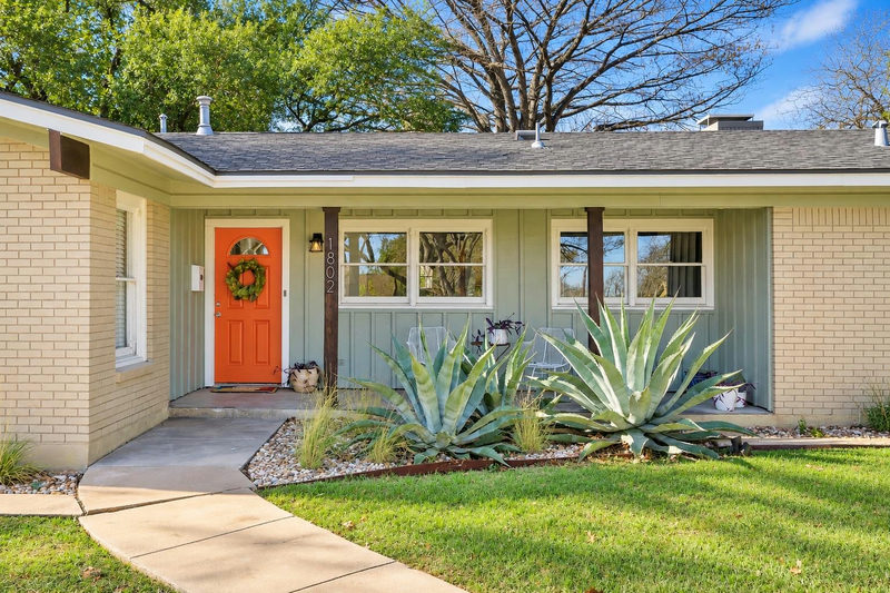 1802 Hutto Rd — exterior