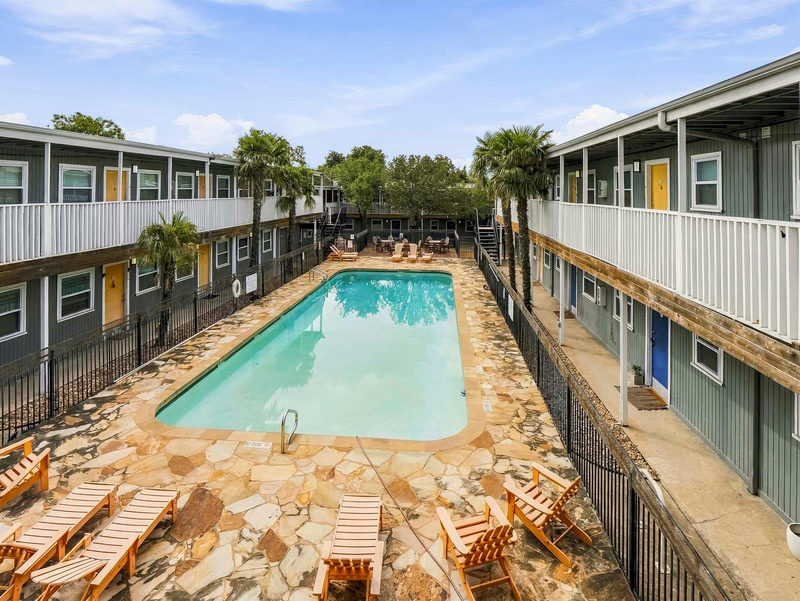 2401 Manor Rd #222 — exterior