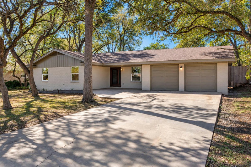5704 Parkwood Dr — exterior
