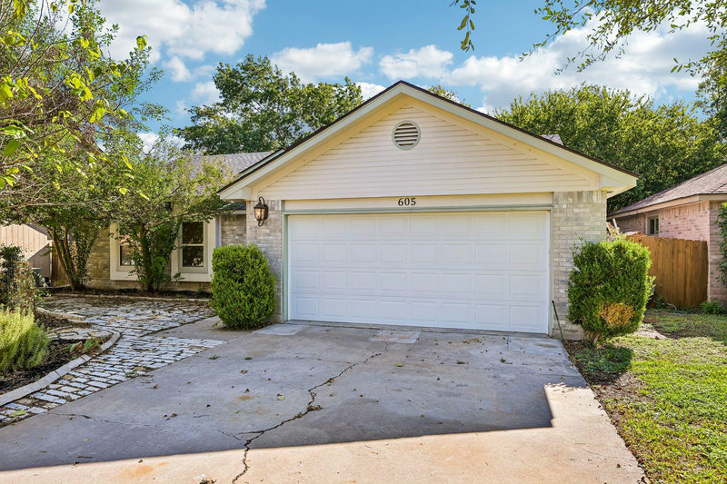 605 Hawthorne Ln — exterior