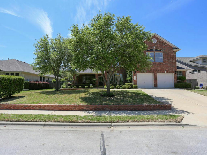1812 Fall Creek Dr — exterior