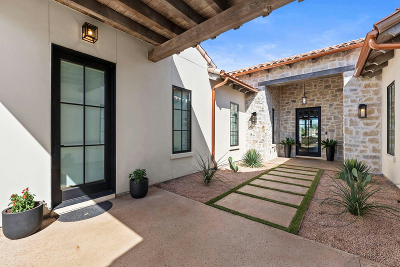 100 Encantada — exterior