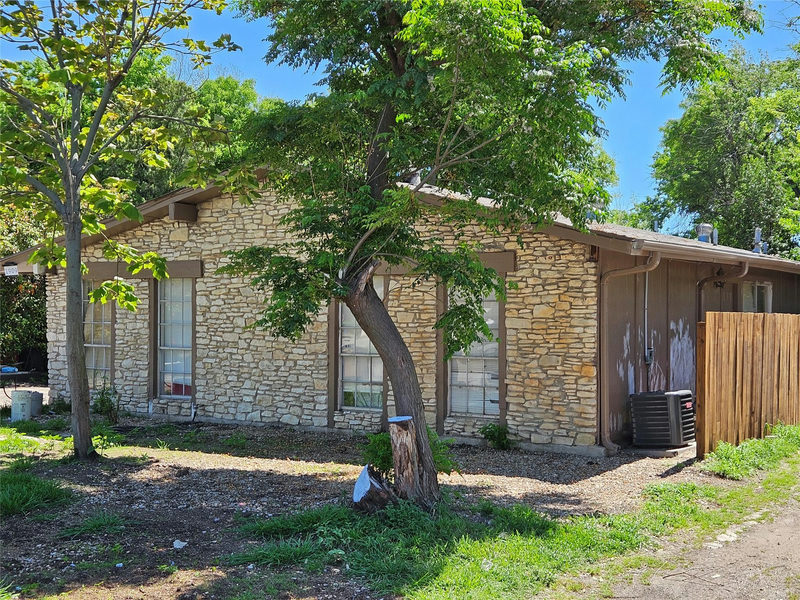 1909 Hearthside Dr — exterior