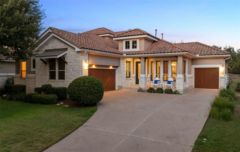 312 Horseback Holw — exterior