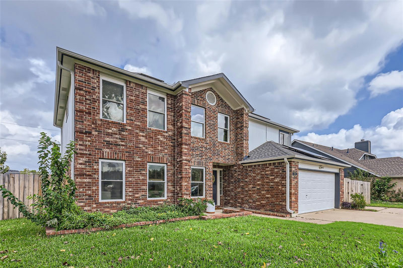 500 Hawthorne Ln — exterior