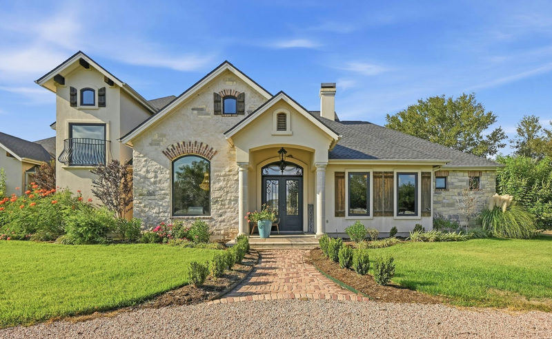 450 Colorado Dr — exterior