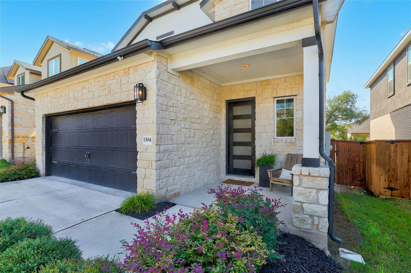 1304 Kneehigh Ln — exterior