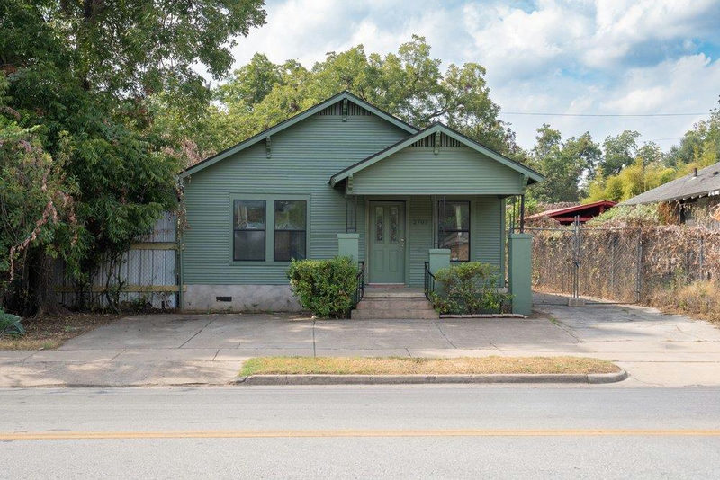 2703 E Cesar Chavez St — exterior