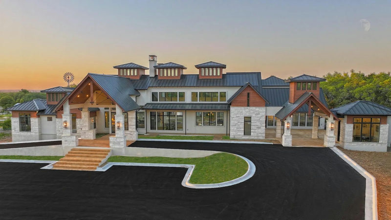 7505 E U.S. 290 Hwy — exterior