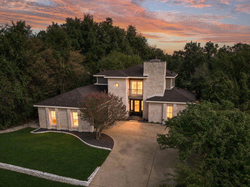 1904 Lakeway Blvd — exterior