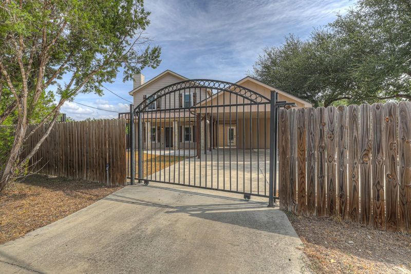 1452 Lakeview Dr — exterior