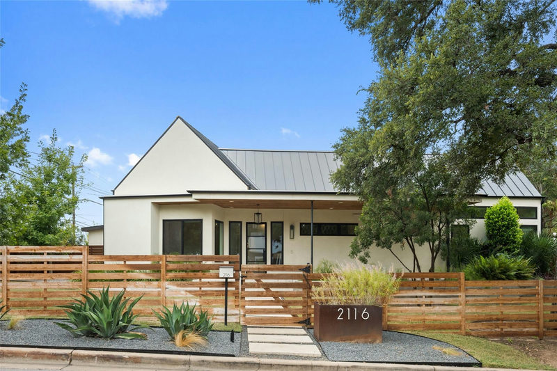 2116 Kenwood Ave — exterior