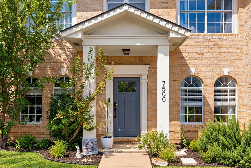 7500 Lobelia Dr — exterior