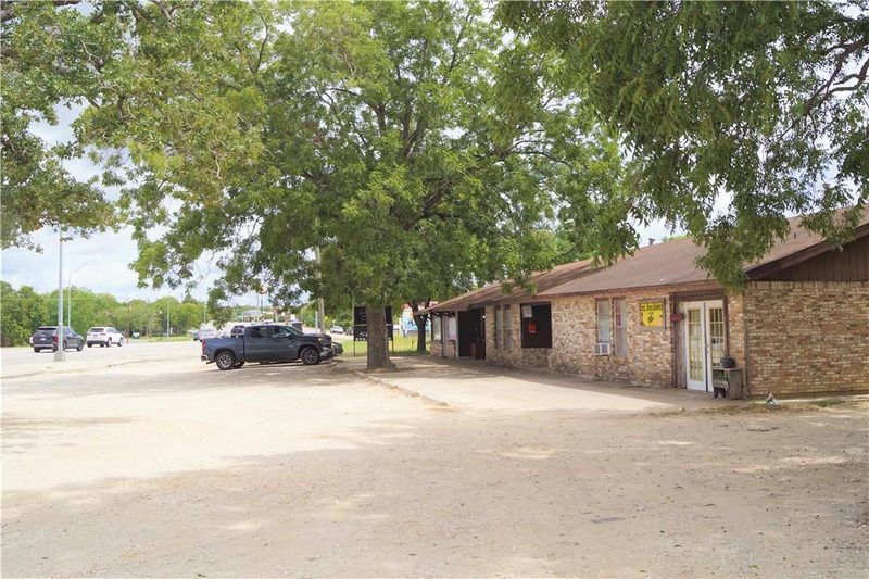 310 W Highway 290 Hwy W #A & D — exterior