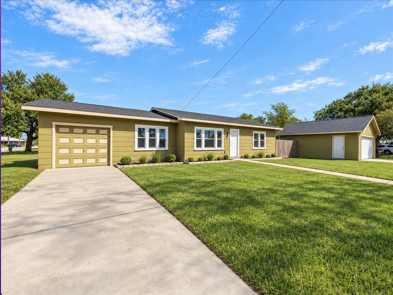 1023 E Houston St — exterior