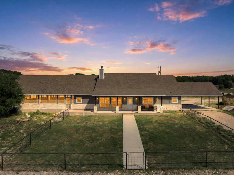 15103 Ranch Road 101 — exterior