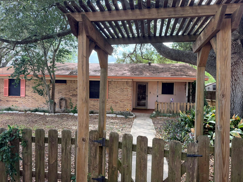 220 Parkview Dr — exterior