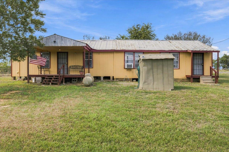 7033 FM County Road 957 — exterior