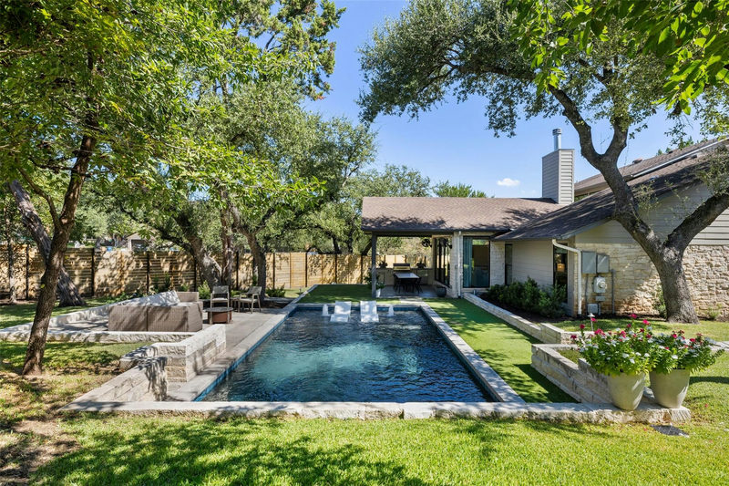 1500 Surrey Hill Dr — exterior