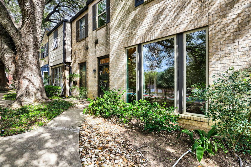 6512 E Hill Dr — exterior
