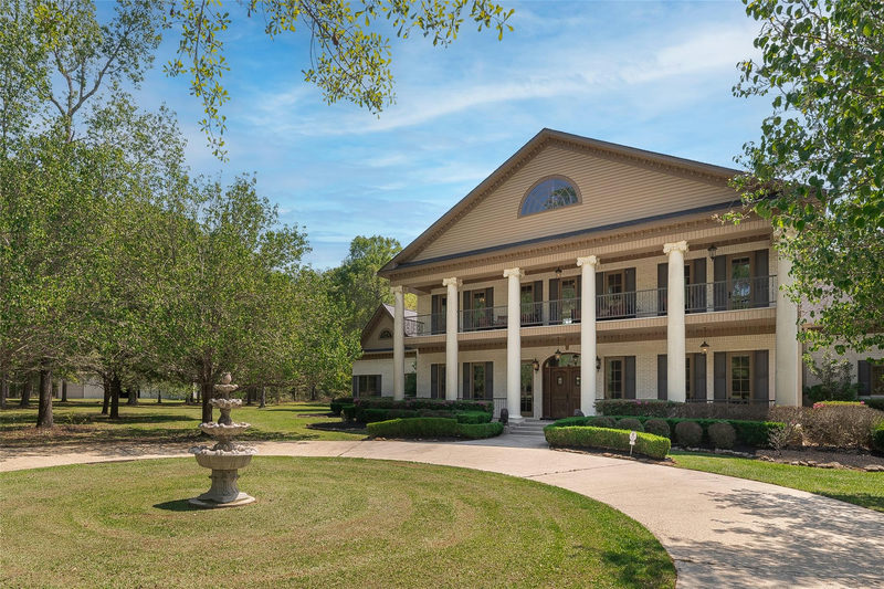 1815 Fm 82 — exterior