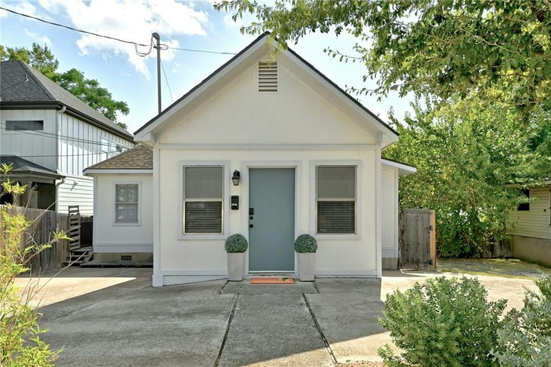 2107 Chicon St — exterior