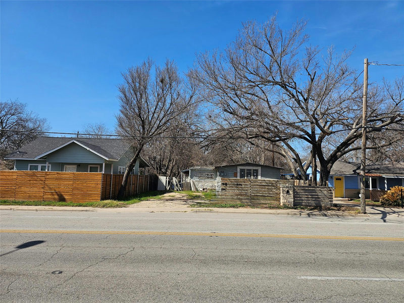 516 Montopolis Dr — exterior