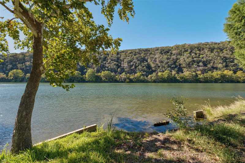 12601 & 12605 River Bnd — exterior