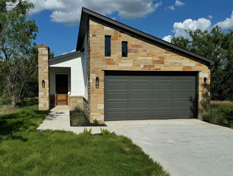 611 Sun Ray — exterior