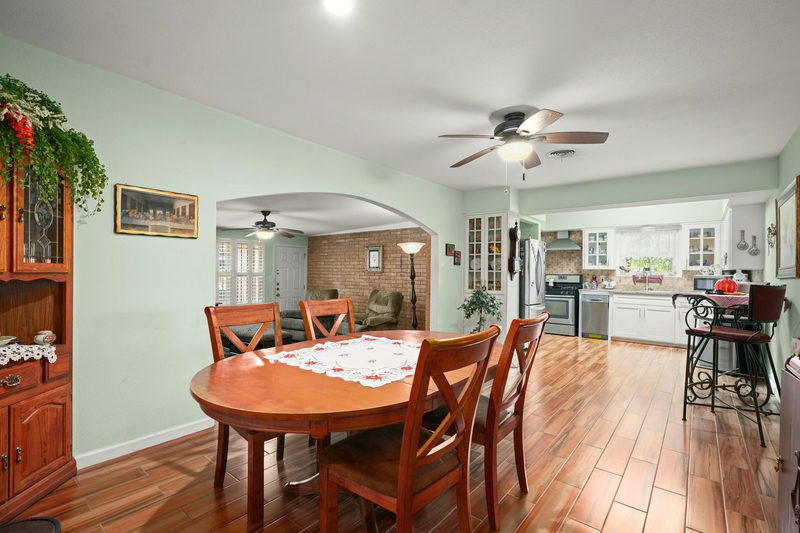 11908 North Oaks Dr — exterior