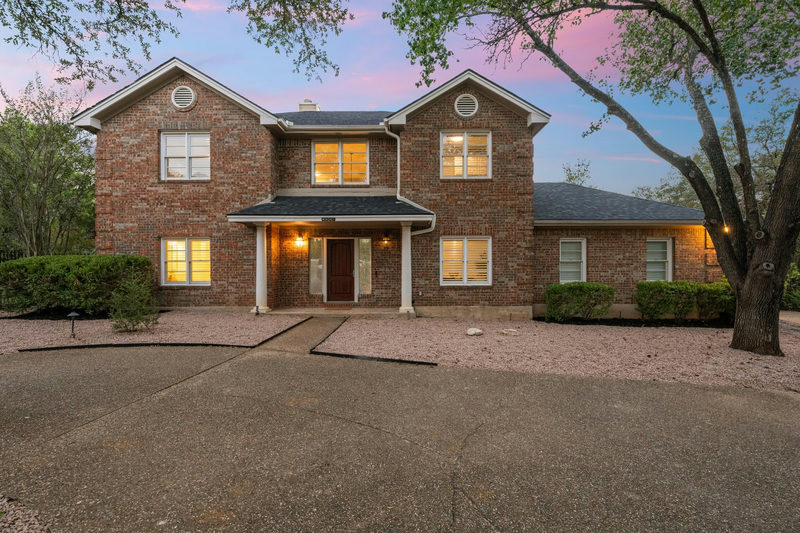 9001 Glenlake Dr — exterior