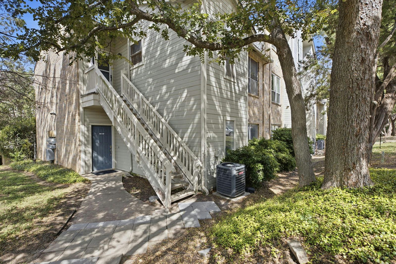 2450 Wickersham Ln #1001 — exterior