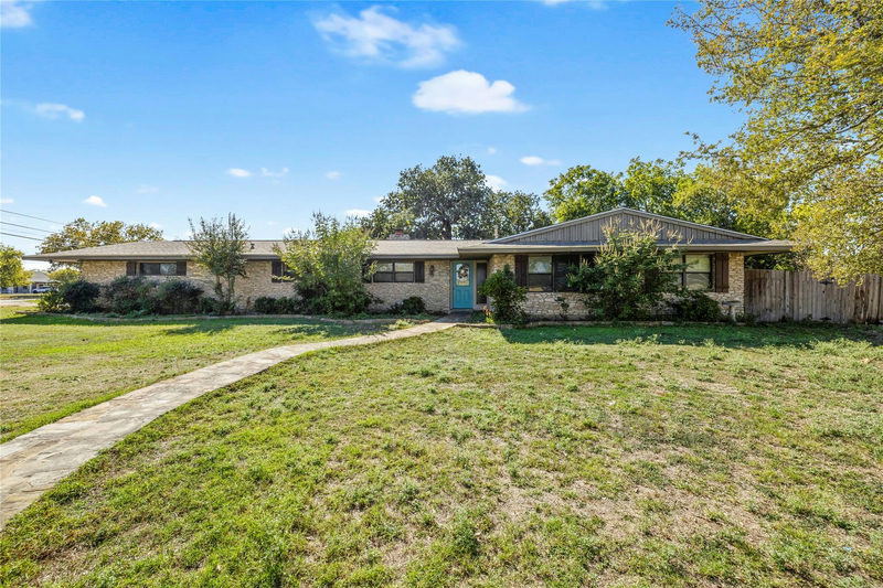 1401 Brazos St — exterior