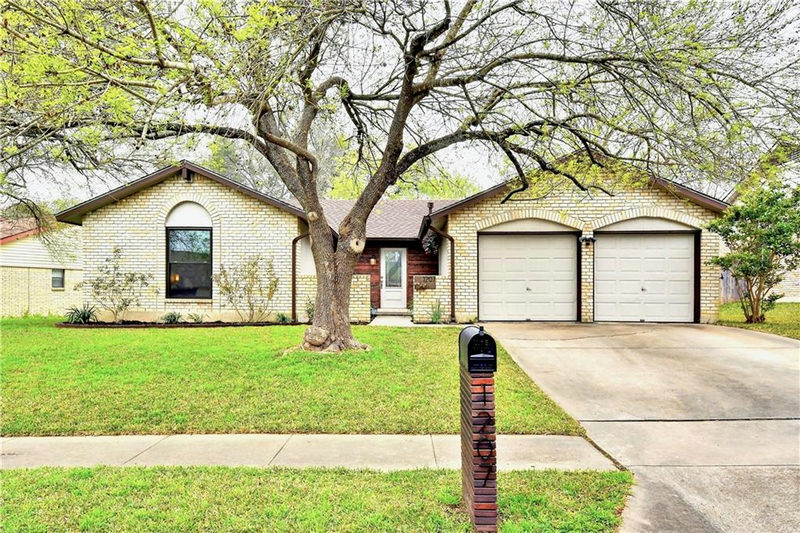 1207 Doonesbury Dr — exterior